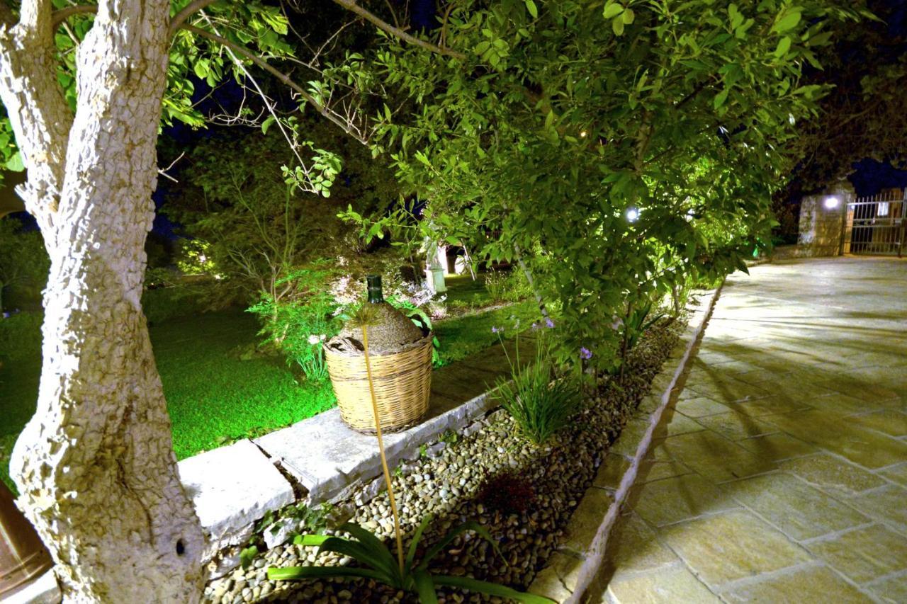 Trulli Petra Chiara Bed & Breakfast Locorotondo Exterior photo